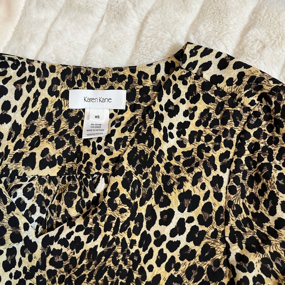 Karen Kane XS Leopard Mob Wife VNeck High Low Blouse Office Workwear Relaxed Top